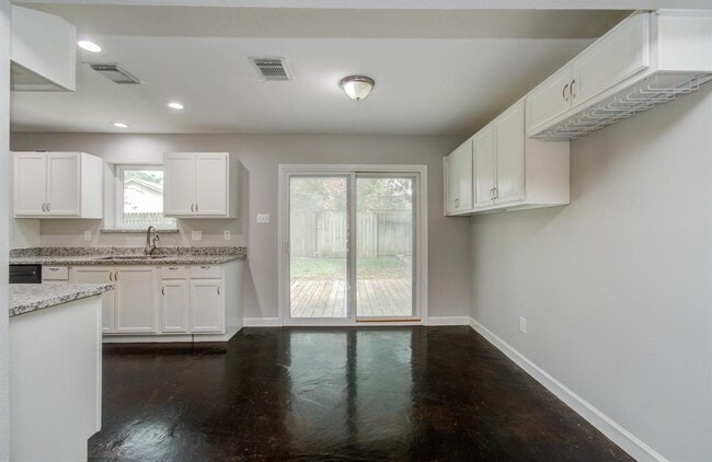 Building Photo - 9426 Charter Ridge Dr