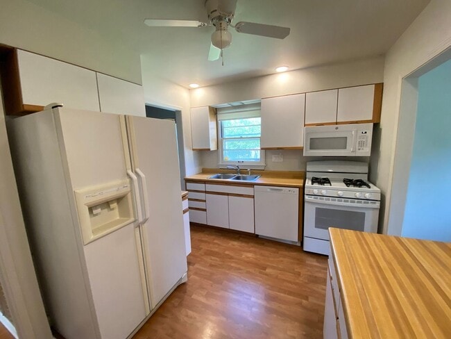 Building Photo - COMING SOON!!  3 Bedroom, 1 Bath Home Available Now!