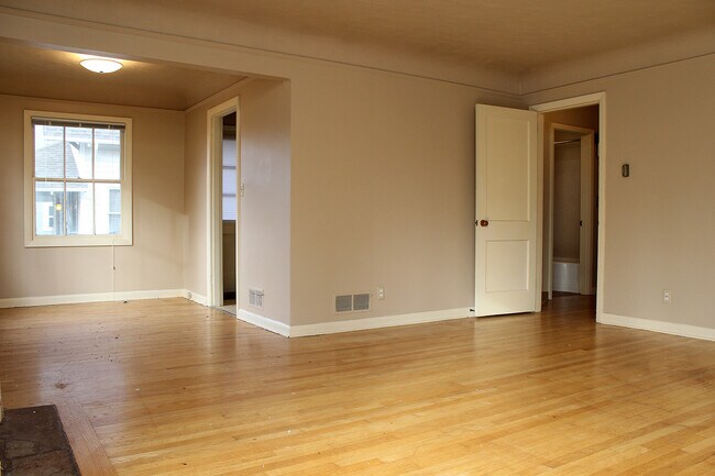 Building Photo - 5112-5116 NE 32nd Ave