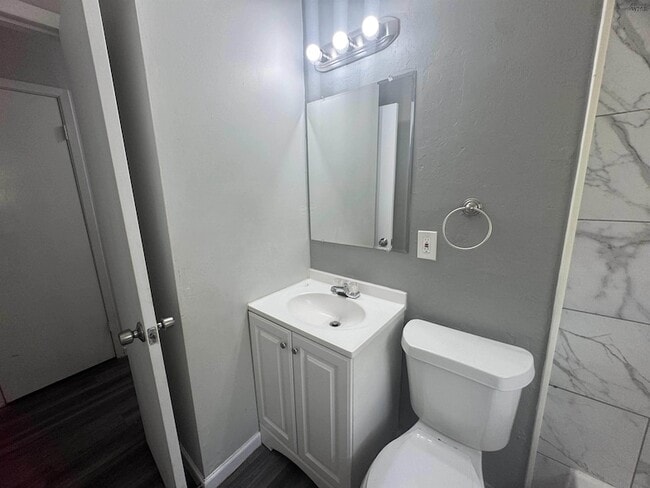 Building Photo - 204 W Garden Dr