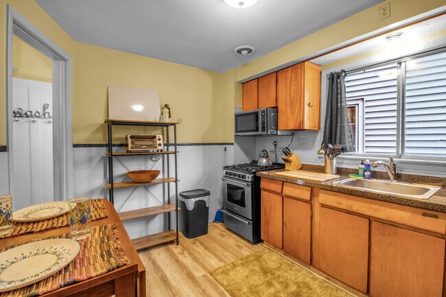 Building Photo - Furnished 1-Bedroom Apartment on Glendale Pl
