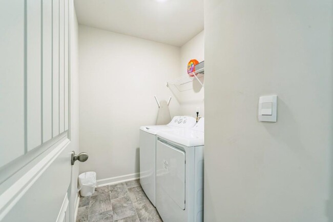 Building Photo - 7595 Jennadee Dr