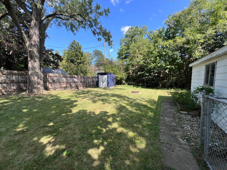 Building Photo - 3335 Springbrook St