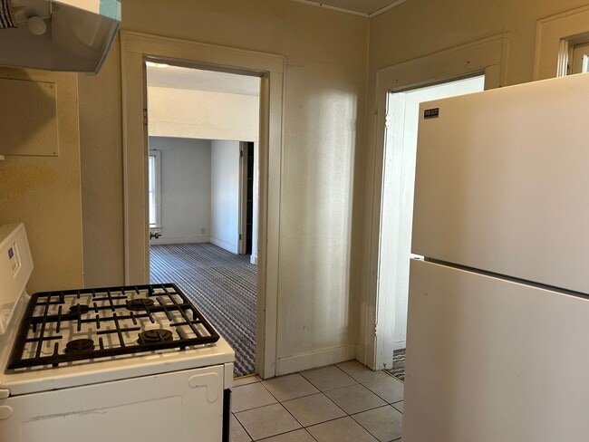Building Photo - 3 bed, 1 bath, backyard