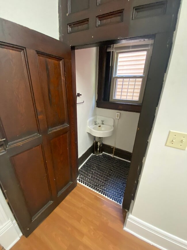 Building Photo - 1708