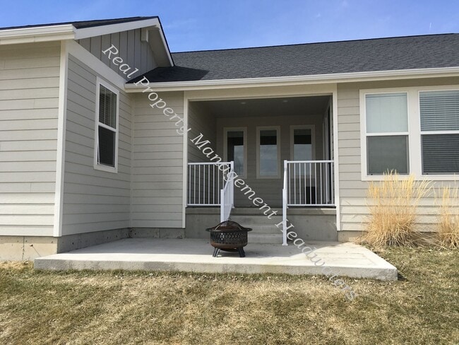 Building Photo - 5 Bedroom 3 Bath House for Rent