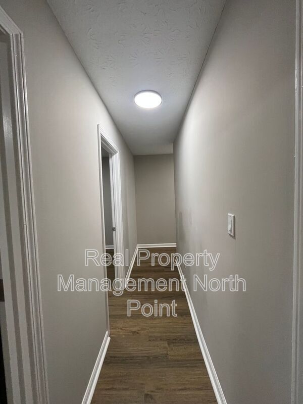 Building Photo - 5843 Summerglen Ln
