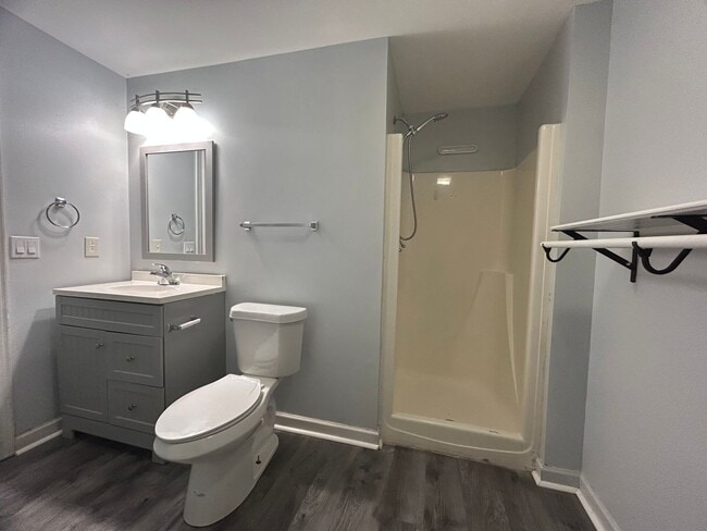 Building Photo - Large 4 bedroom 3 bathroom house in the he...