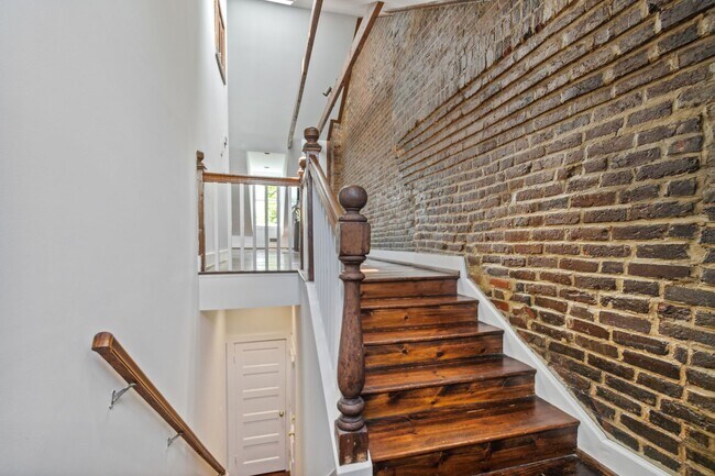 Building Photo - Available Now! Georgetown! Professionally Managed High End 1 Bed/ 1 Bath Condo