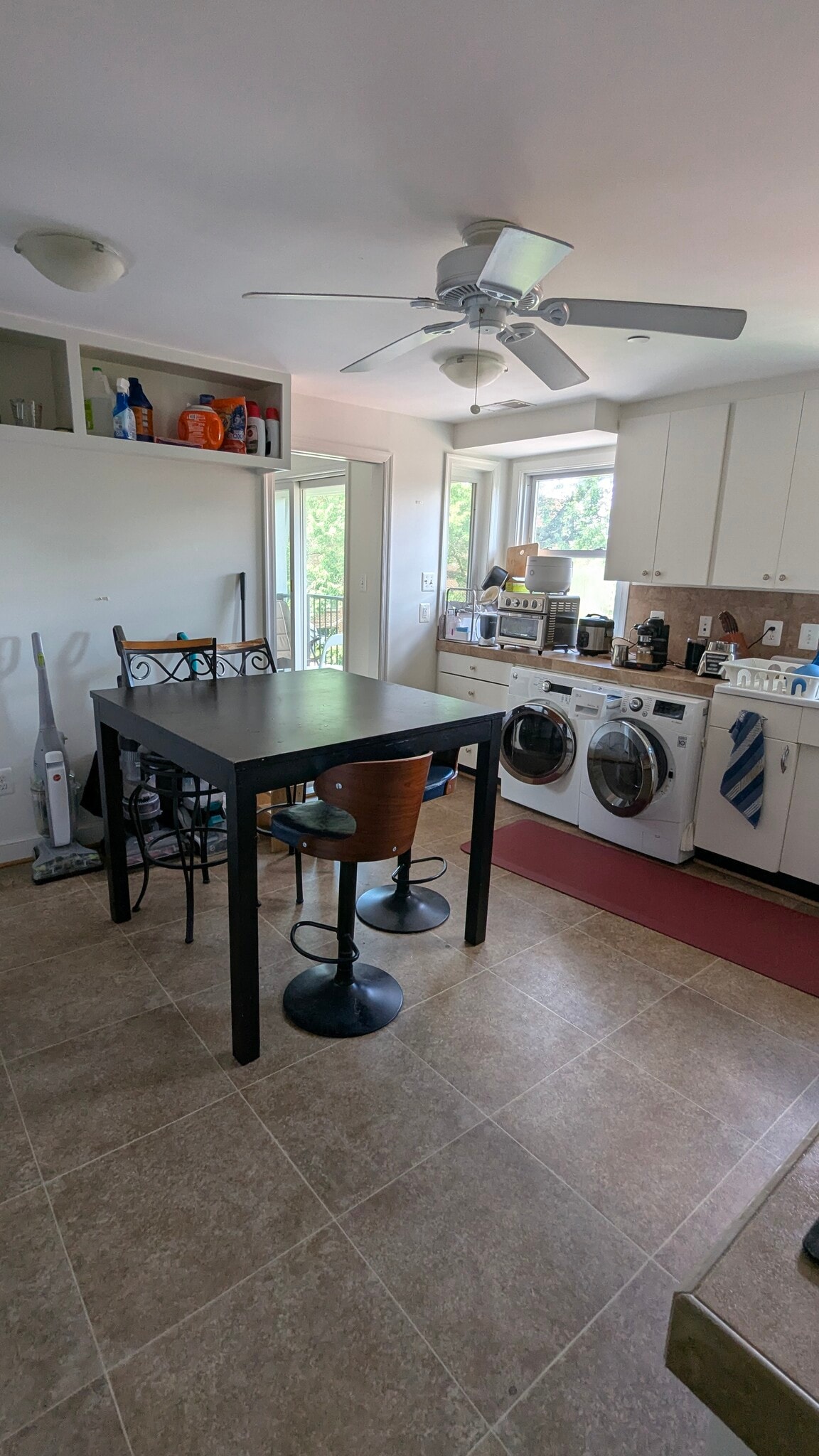 shared kitchen with laundry - 900 N Ivy St