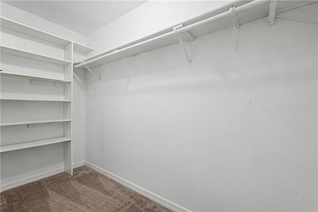 Building Photo - 585 Lynn Dr