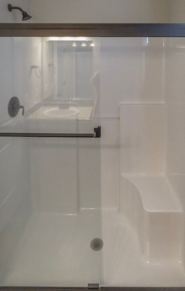 Building Photo - 5 Bedroom 3 Bathroom home available in New...