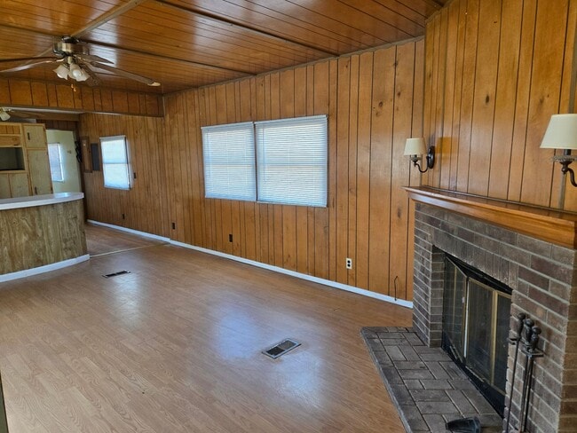 Building Photo - Three Bedroom, Pet Friendly Home!