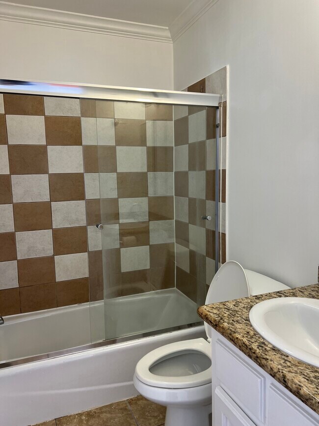 Building Photo - 940 N Serrano Ave