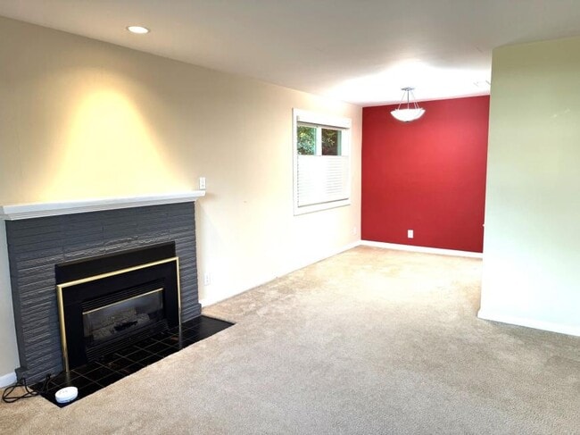 Building Photo - 3 bedroom in Seattle WA 98125