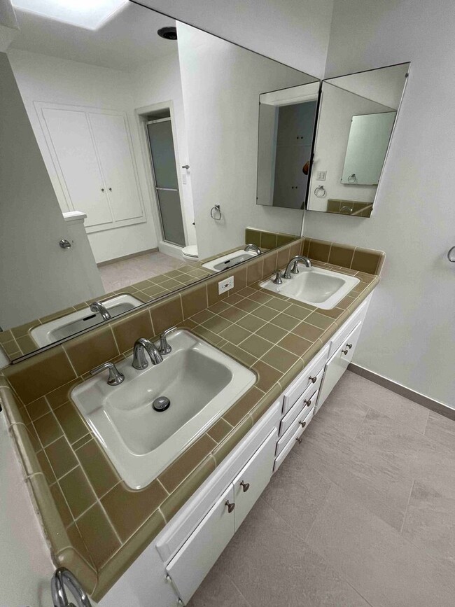 Building Photo - SOUTH OF THE BLVD. HOME IN WOODLAND HILLS!