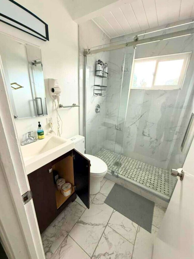 Building Photo - 2312 Bonar St