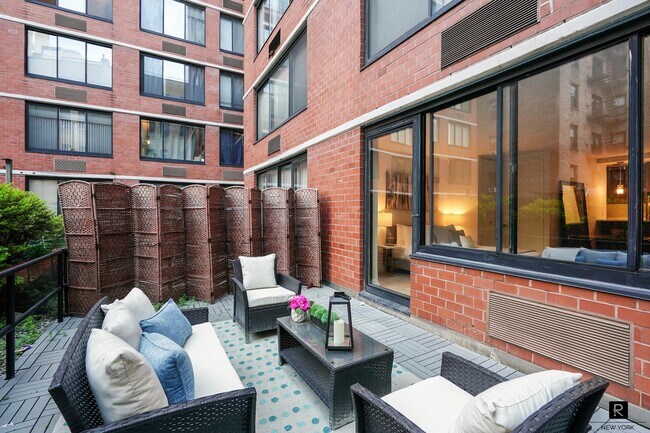 Building Photo - 215 W 95th St