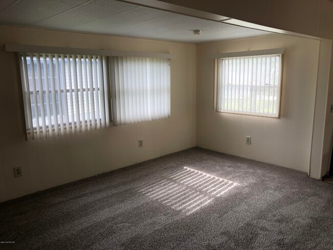 Building Photo - 215 Holiday Park Blvd NE