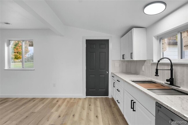 Building Photo - 1445 N Seymour Rd