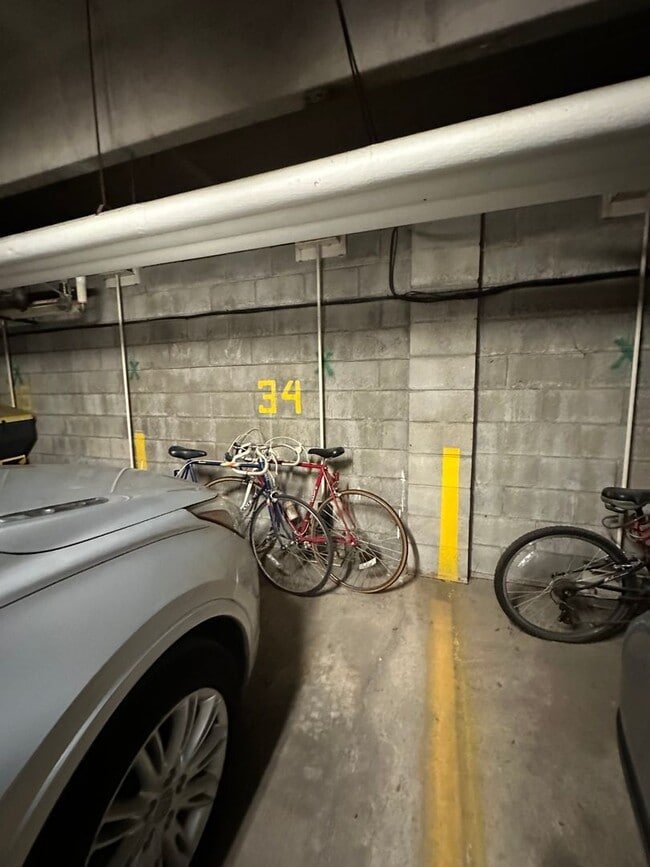 Building Photo - Rare rental opportunity conveniently locat...