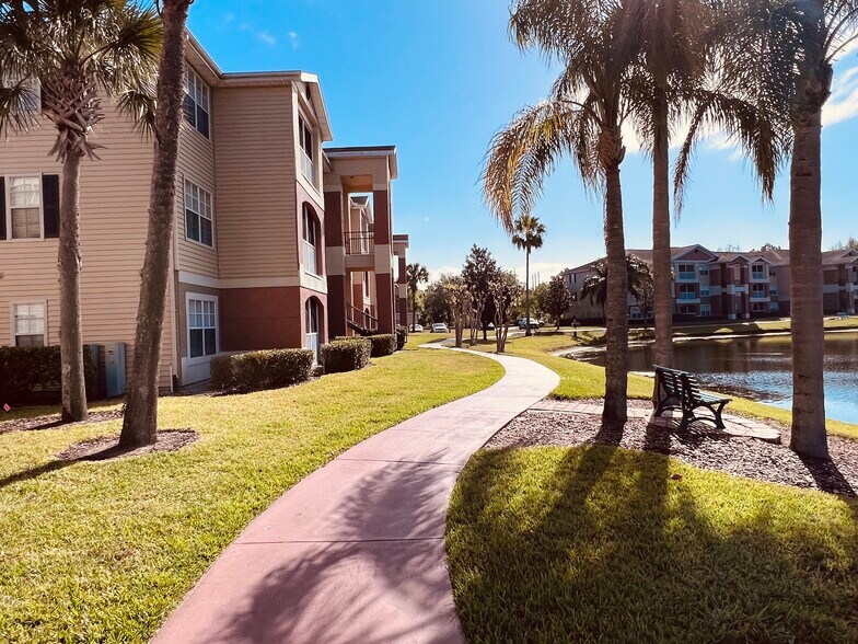 Building Photo - 1929 Summer Club Dr