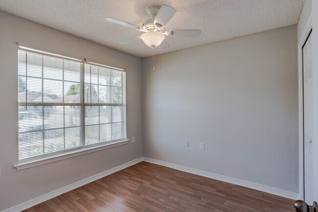 Building Photo - Well-maintained cottage home in Bellview