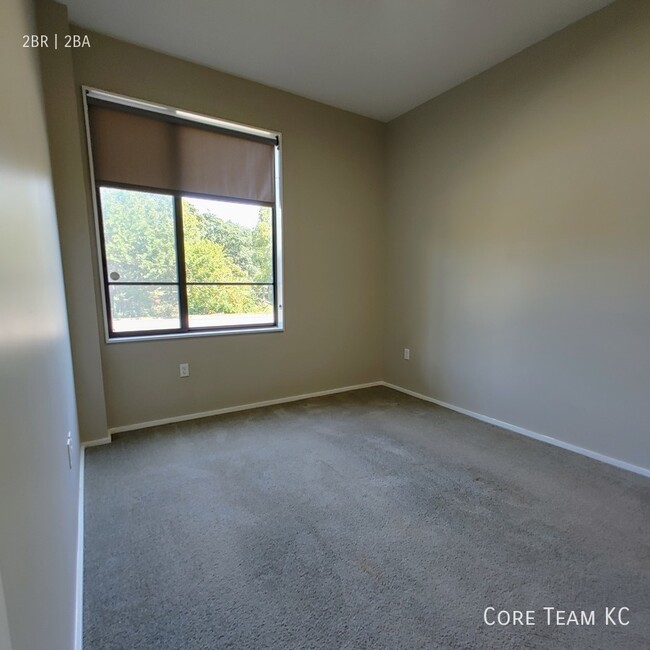 Building Photo - Two bedroom with large patio in Midtown!