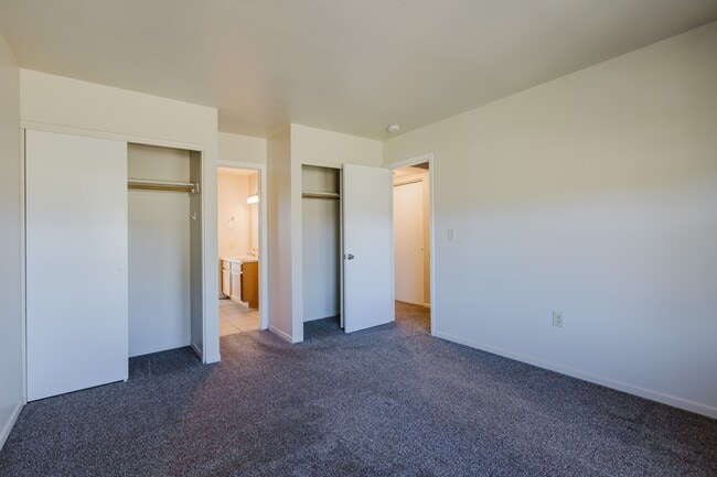 Building Photo - 21 W Golf Pl