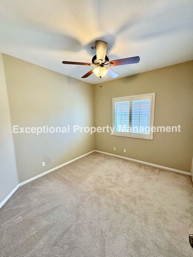 Building Photo - Ready to move in 4 bedroom 3 bath home with a loft and 3 car garage!