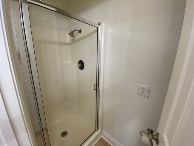 Building Photo - 2 Bedroom, 2 Bath, Downstairs Condo!