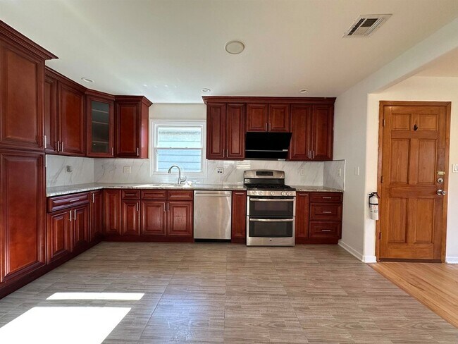 Building Photo - 33 E 51st St