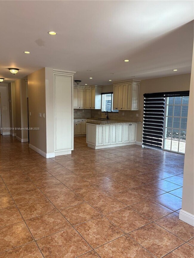 Building Photo - 819 E 26th St