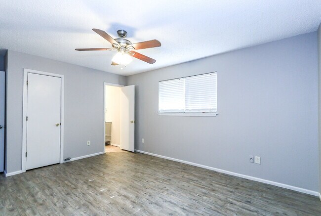 Building Photo - 2 Bedroom Duplex!