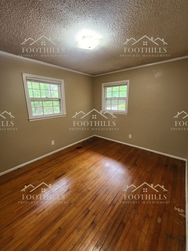Building Photo - 2-Bed Duplex with Hardwood Floors & Fresh ...