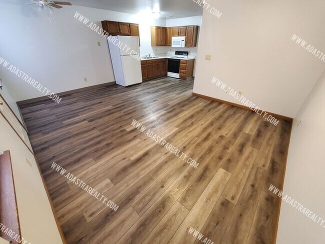 Building Photo - Affordable 2 Bedroom/2 Bath in Raymore-Available in MAY!!