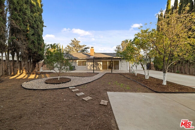 Building Photo - 10557 Reseda Blvd