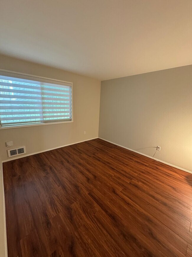 Building Photo - 2bd/2ba Kirkland Condo