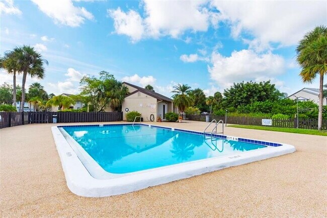 Building Photo - Incredible downtown location. Near shopping, beaches and restaurants!