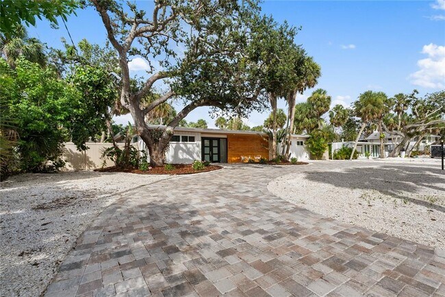 Building Photo - 4879 Commonwealth Dr