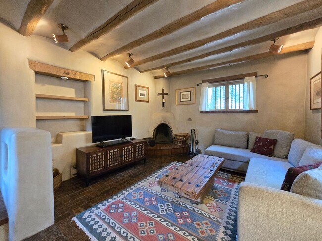 Building Photo - 770 Acequia Madre