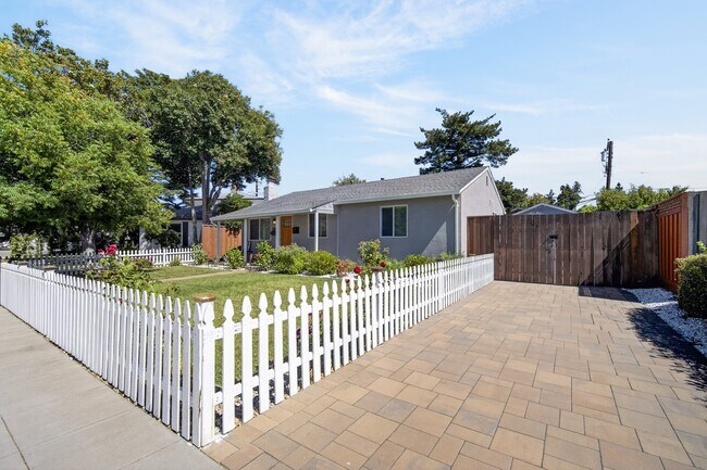Building Photo - 2018 Redbush Terrace