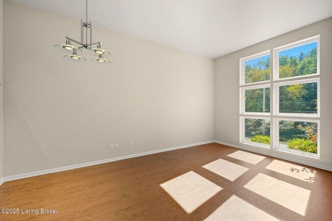 Building Photo - Updated Crescent hills Condo 2 bed/2 bath