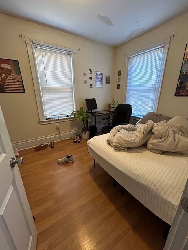 Building Photo - MISSION HILL 4 BED/2 BATH WITH UPDATED KITCHEN - WATER INCLUDED