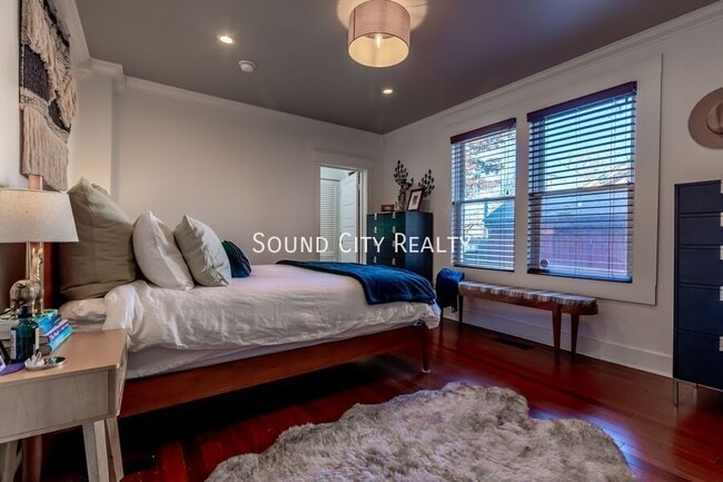 Building Photo - 310 S 7th St