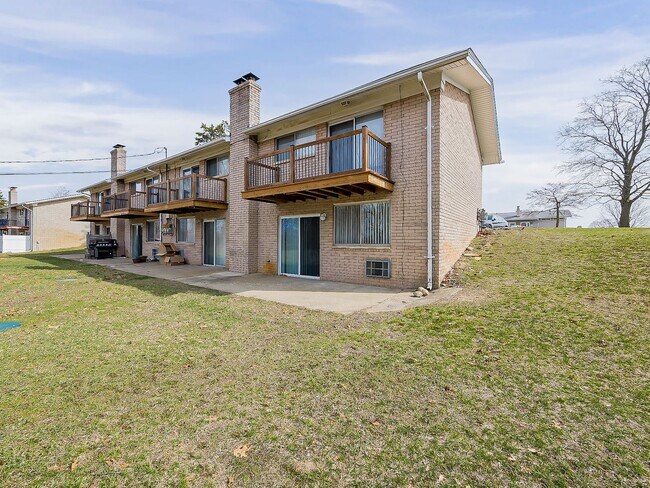 Building Photo - Freshly Updated 2BR Home in Prime White Lake Location!