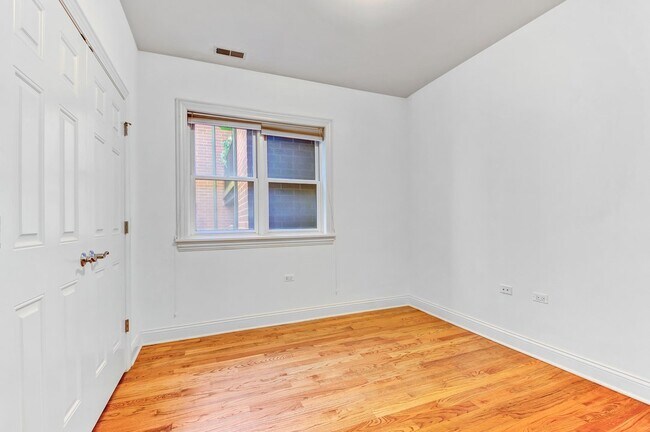 Building Photo - 3355 N Clark St