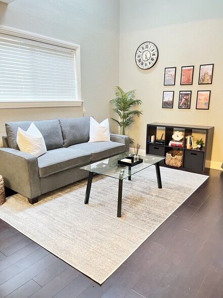 Living Room - 1905 Windmill Cir