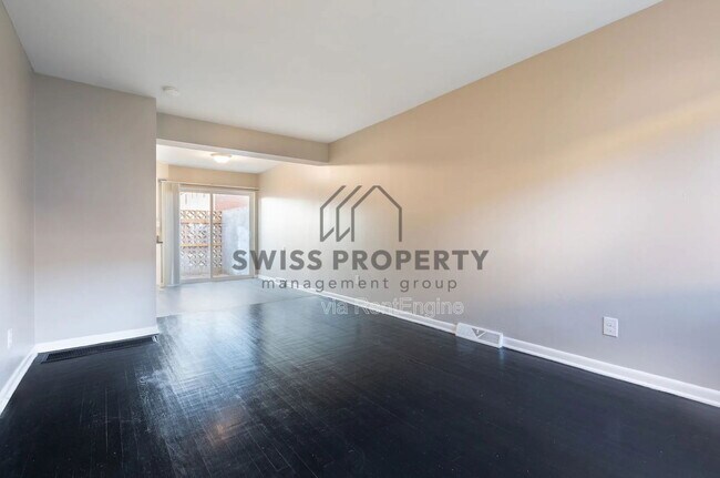 Building Photo - 892 N Meadows Ct