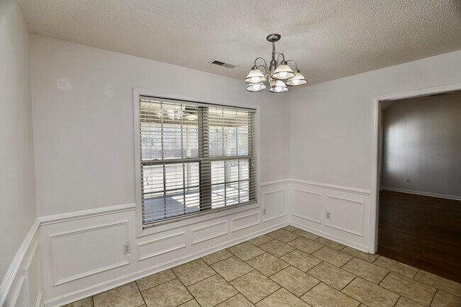 Building Photo - 3065 Temple Rd